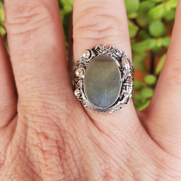 New Unique Mother of Pearl Lizard Silver Ring. - Picture 13 of 15